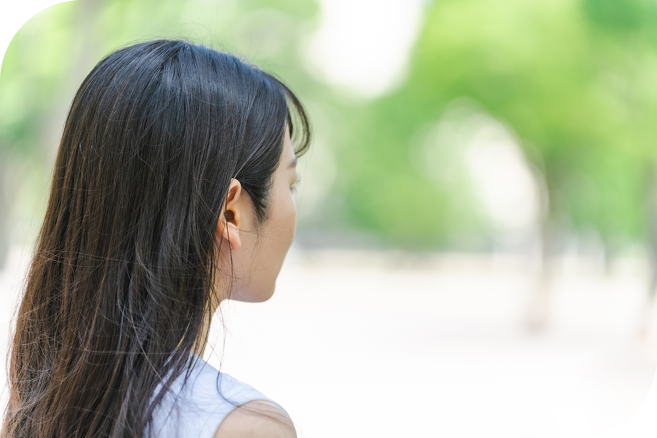 矯正を考えるきっかけの女性のイメージ